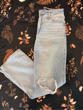 Hollister Light Wash ultra high-rise Jeans with Distressed Knees 5R